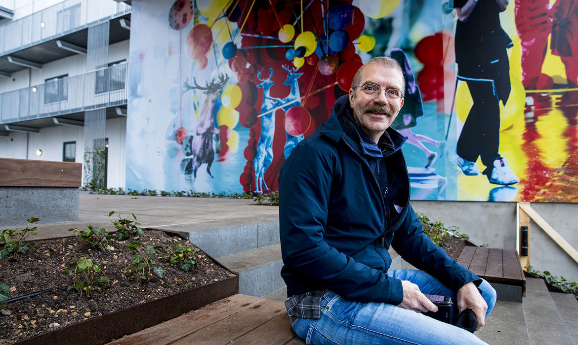 Christian Schmidt Rasmussen Ved Kunstværk I Strandparken WEB