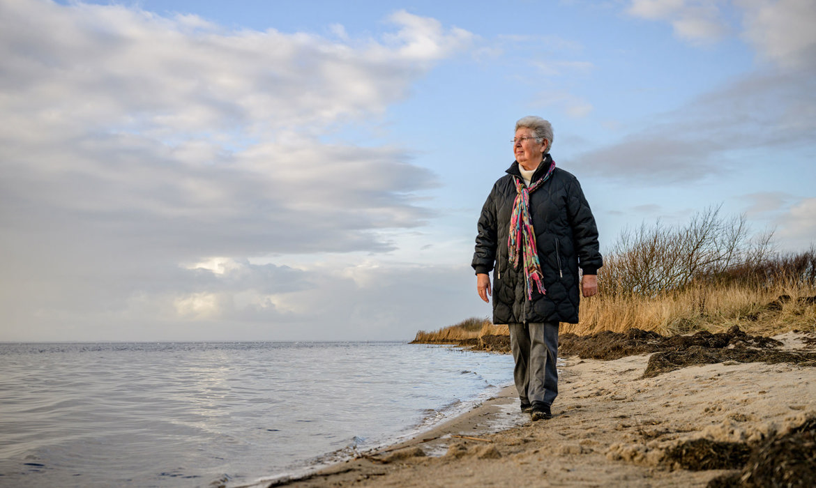 Henny Granum på stranden