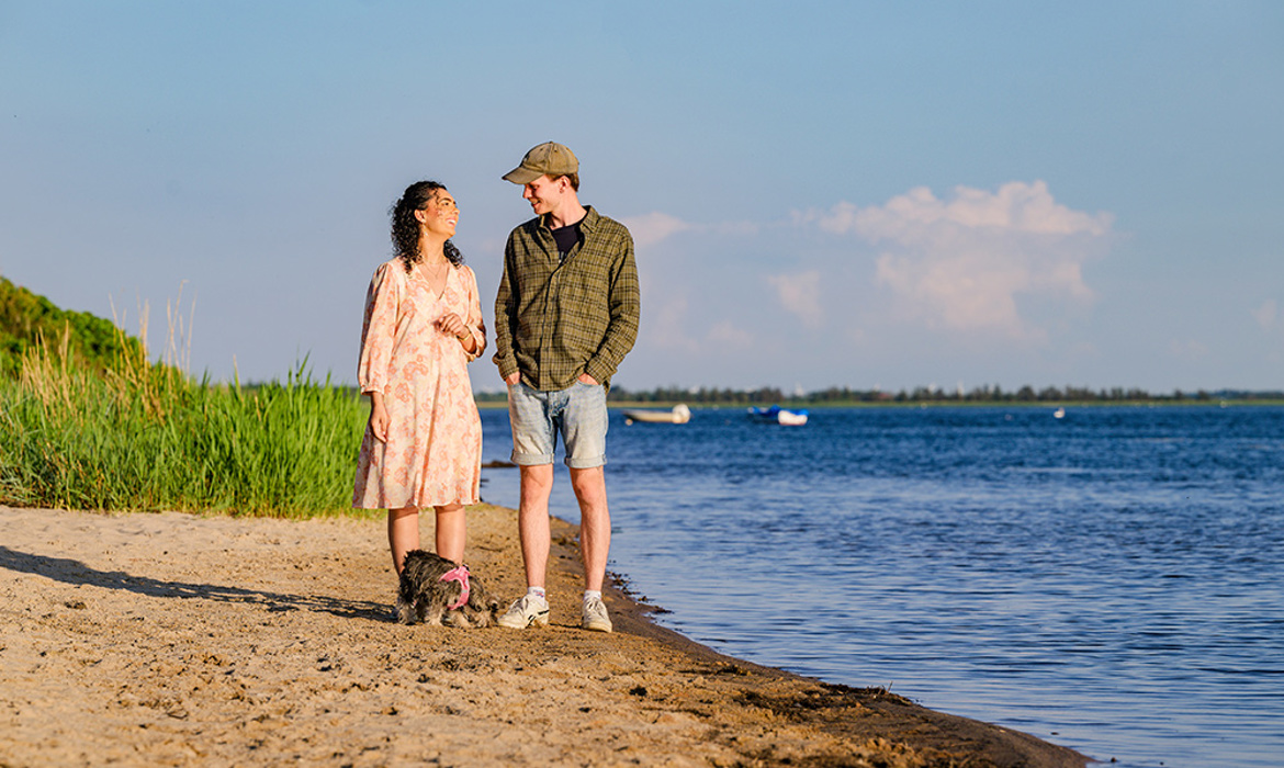 Jasmin og Marcus på stranden