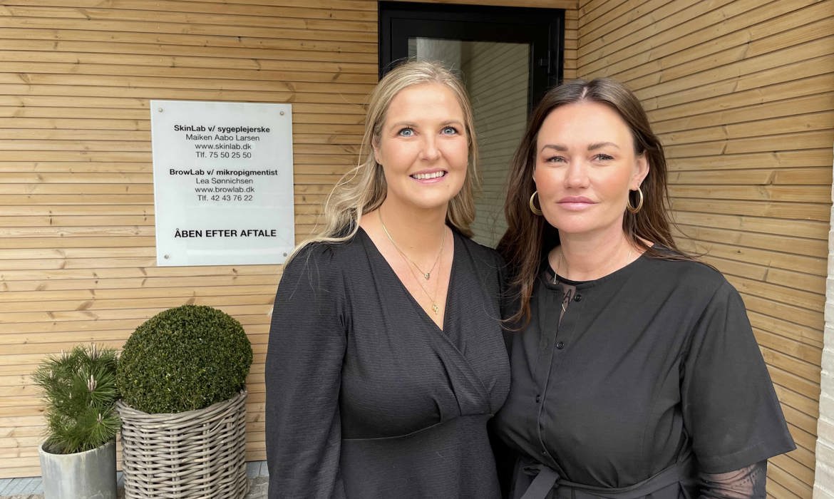 Lea og Maiken foran klinikken