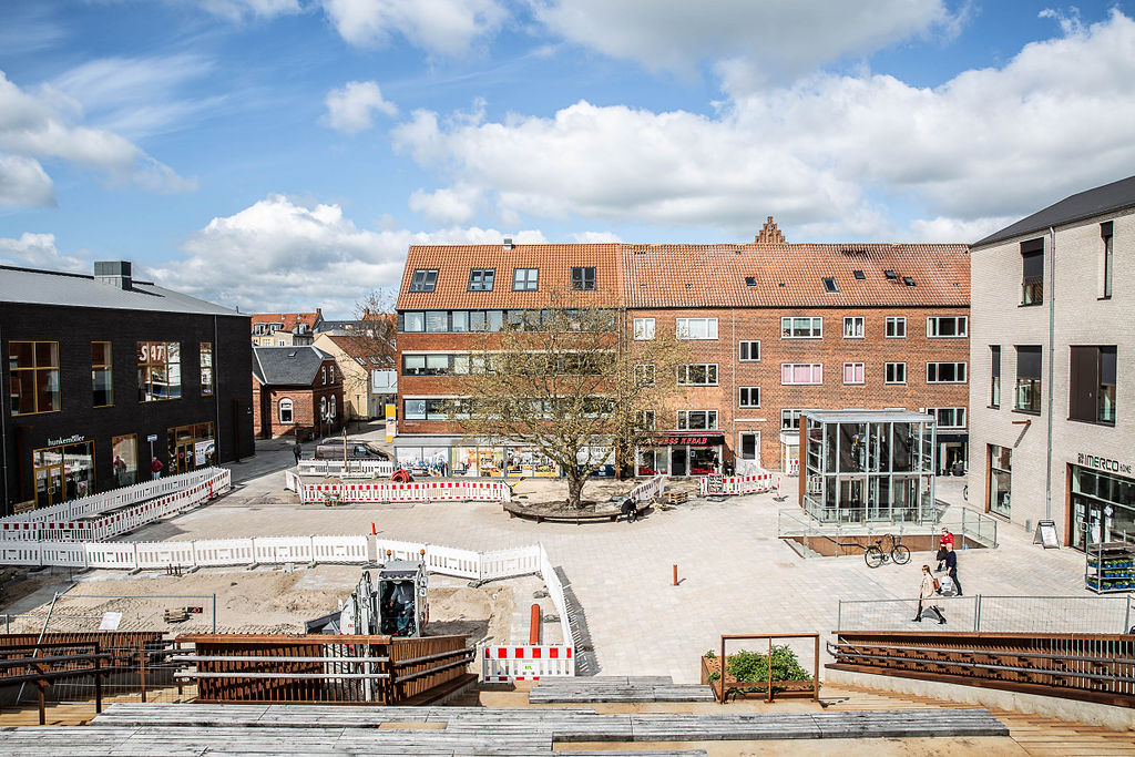 Stationspladsen med ny belægning