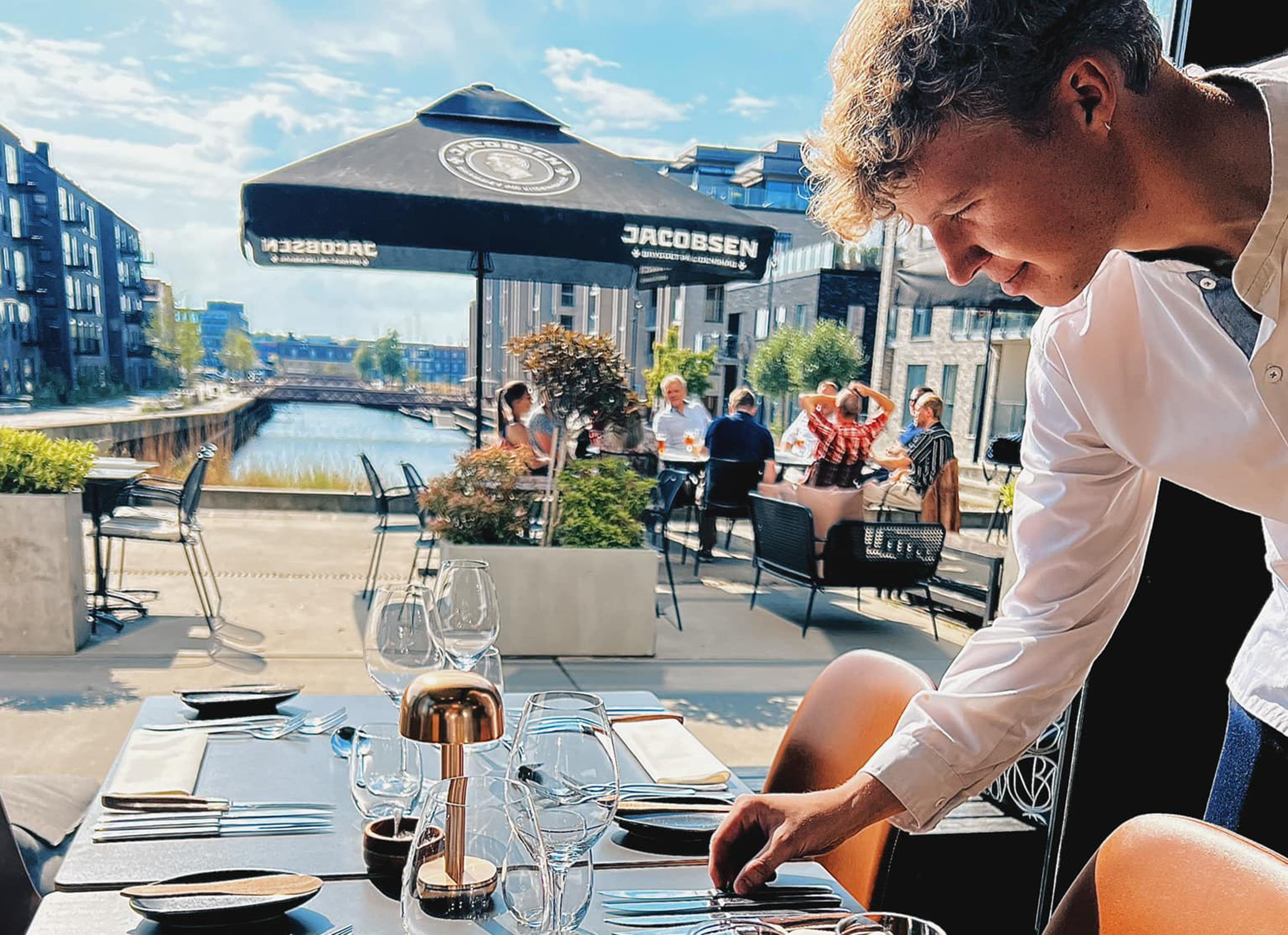 Restaurant Ene med tjener i forgrunden